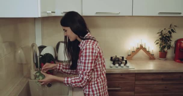 En el lavabo de la cocina joven lavando las legumbres. épica roja — Vídeo de stock