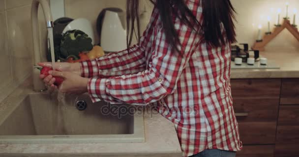 Feche a pia da cozinha mulher lavando os legumes. épico vermelho — Vídeo de Stock