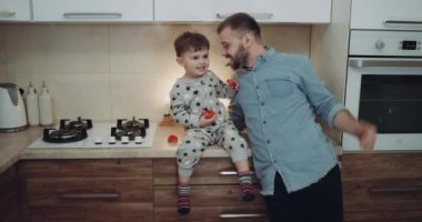 Mutlu baba ve bebek çocuk birbirlerini mutfakta öpüşme.