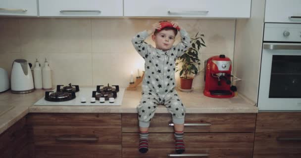 Charmant petit garçon dans la cuisine jouant avec un légume. Épopée rouge. 4k — Video