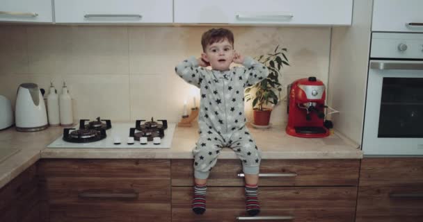 Menino na cozinha brincando com um vegetal com seu pai — Vídeo de Stock