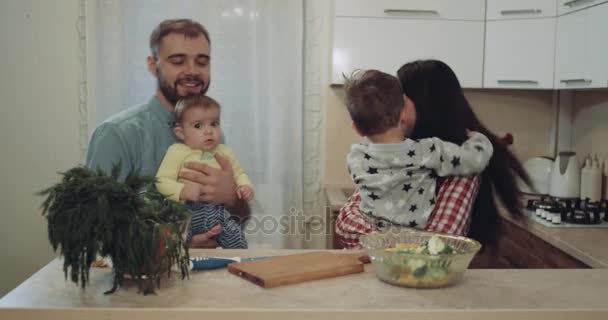Ευτυχισμένη οικογένεια με δύο παιδιά s αρχίζουν να προετοιμάσει τα τρόφιμα μαζί στην κουζίνα. 4k — Αρχείο Βίντεο