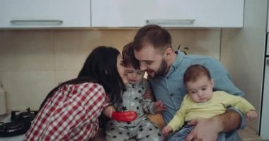 Güzel aile birlikte birbirlerini öpmeye vakit mutfakta. 4k