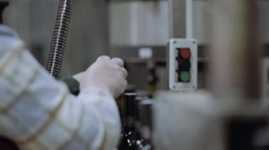 Endüstriyel satırından şarap şişeleri takmayı fabrikasında çalışan insanlar