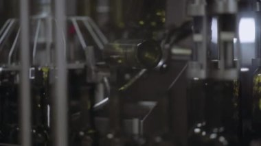 Konveyör şarap cam şişe dolum.