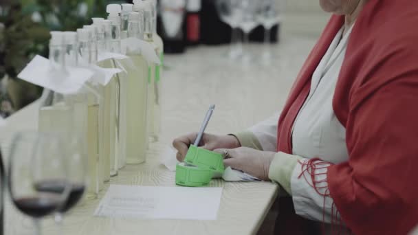 Labb arbetstagaren i vin laboratoriet testade vin kvalitet. — Stockvideo