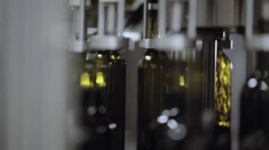 Şişeleri hareketli ve bağlamaya konveyör hattı.