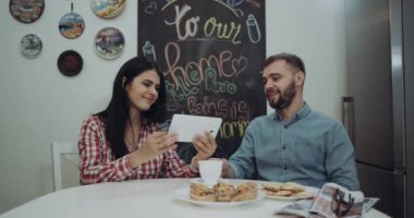 Mutlu kocası ve birlikte kredi kartı veren eşi bir şey sıralanmıştır tablet, sonunda onlar birbirlerini öpüşme. 4k