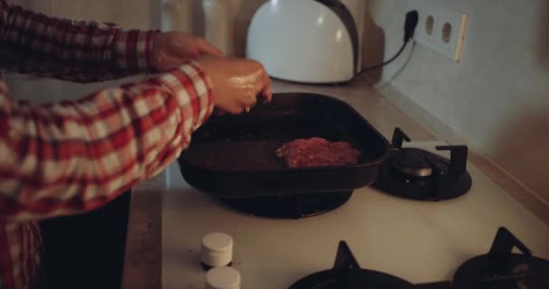 Tavada hamburger yapma gaz hob, mutfak kadında. — Stok video