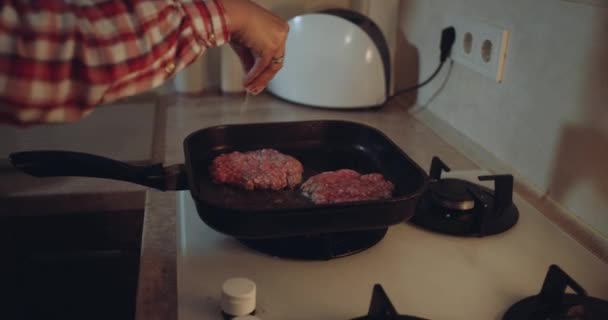 Closeup vrouwelijk de gaskookplaat maken het voedsel in de pan. — Stockvideo