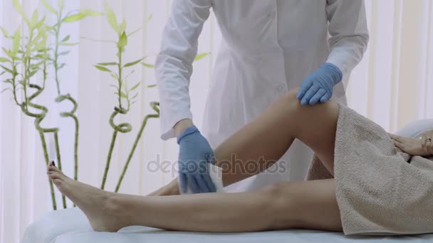 Mujer joven esteticista preparándose para el procedimiento empezando a conseguir los guantes y vestir . — Vídeo de stock