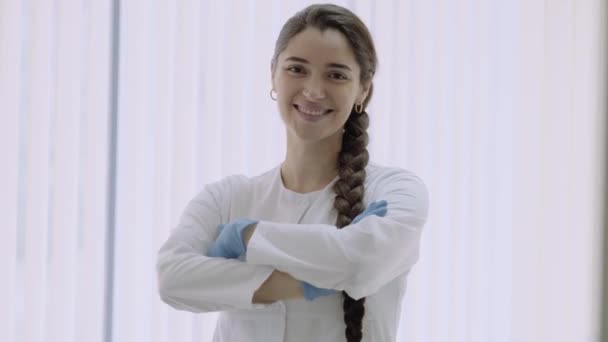 Médico trabalhador sorrindo closeup, com dentes brancos perfeitos . — Vídeo de Stock