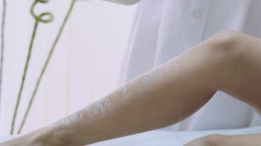 Tatlı Şevval Özçelik Güzellik bacaklar balmumu depilation.4k için Talk kullanarak hazırlamak
