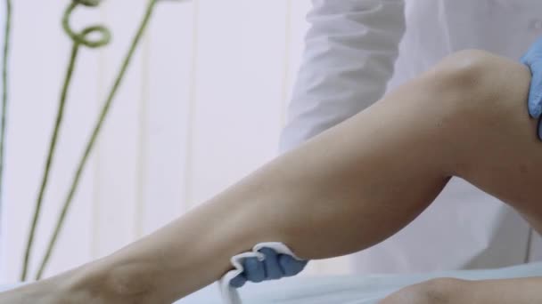 Kosmetikerin macht Wachs-Enthaarung in einem Beauty-Spa-Salon. — Stockvideo