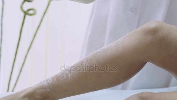 Closeup esteticista preparar as pernas usando o talco para depilação de cera.4k — Vídeo de Stock