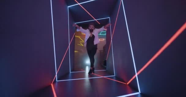 Az alagútban, színes fények és a kozmikus tánc férfi néz — Stock videók