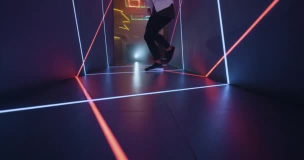 Zbliżenie, taniec stóp w kosmiczny tunel wyglądają. 4k — Wideo stockowe