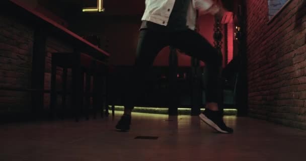 Nahaufnahme tanzende Männerbeine im Nachtclub. 4k. rotes Epos — Stockvideo