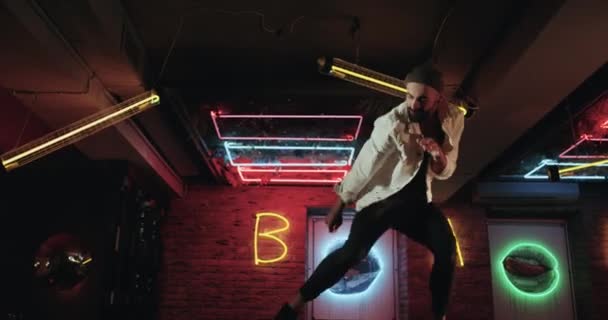 Freestyle dansare visar häpnadsväckande koreografi Dans på baren tabell bakgrund med fantastiska lampor. — Stockvideo