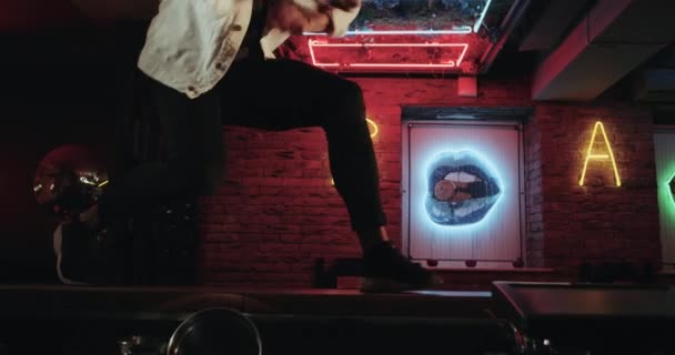 어두운 카페에서 젊은 남자 댄서 바에 춤의 아름 다운 움직임을 보여주는 테이블. — 비디오