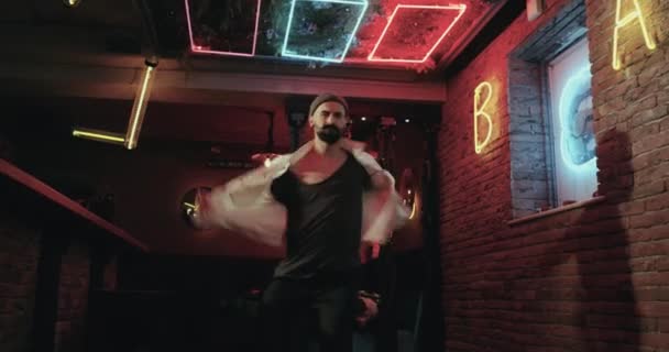 Профессиональный танцор с удивительной хореографией танцует в баре с удивительным освещением оборудования. 4k. красный эпос — стоковое видео