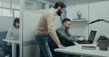 Çalışma günü ofiste, onun işçisi ve tablonun arka plan müşteri destek işçi onun masasına oturan yanında mutlu gülümseyen birlikte stand destek Yöneticisi