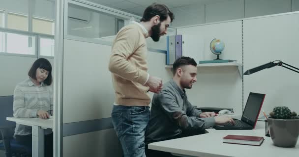 Morgen im Büro, Arbeiter beginnen mit der Arbeit, ihr Manager überprüft, ob alles in Ordnung ist, glücklich und lächelnd — Stockvideo