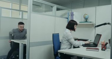 Ofiste, laptop ve belgelerini, arkasında, yürüyüş Yöneticisi aracılığıyla çalışan işçiler başlangıç çalışma günü bazı görevlisi aracılığıyla seyir ve notlar bir şey açıklamak ve onun destek