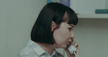 Ofis operatör, konuşan kadın karizmatik bir gülümseme var