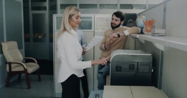 Baskı makinesi, ofiste bazı işçiler bazı belgelerin yazdırılmasını aynı anda sohbet