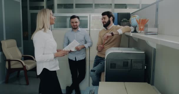 Pequeño descanso en la oficina tres colegas tienen una gran conversación — Vídeos de Stock