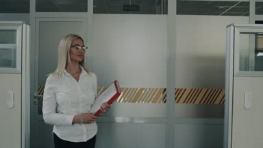 Office ofis etrafında yürüyüş güzel Yöneticisi erkek düz seyir,.