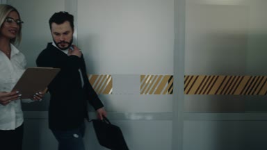 Ofiste, onun işçi ile yürüyüş Yöneticisi çalışma günü ve onun gereksinimlerini açıklamak.