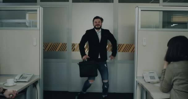 Carismáticos dançando homens que vêm no trabalho no escritório ter um bom humor, todos os trabalhadores que está no escritório sorrindo e dando cinco a ele . — Vídeo de Stock