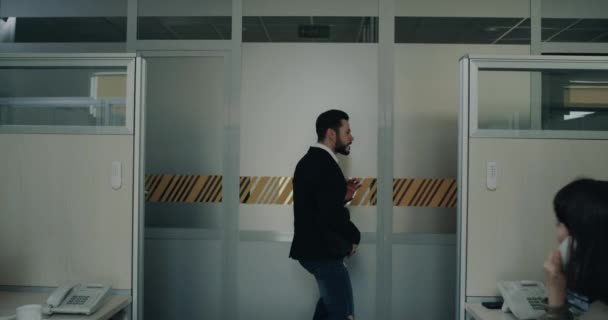 Bureaux venus au travail danser, tous ses collègues l'encouragent et sourient heureux de le regarder et commencer à danser comme tous . — Video