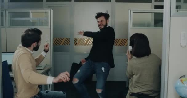 Танцующий офисный работник со своей командой в офисе . — стоковое видео