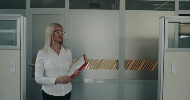 Office manager mooie vrouw, wandelen rond het kantoor, rechte zoekt. — Stockvideo