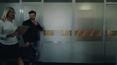 Ofisten yürüyüş ve kendi belgeleri ile birlikte arıyor konuşan iki Ofis çalışanları