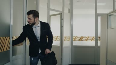 Genç iş adamları görüşmeden sonra çok heyecanlıyız, işçilerden biri onu ve gülümseyen arkasında yürüdü.
