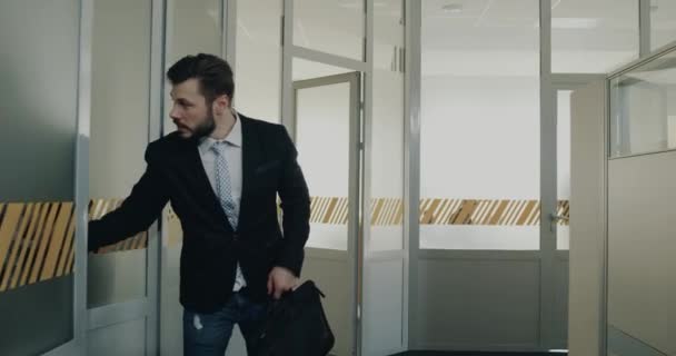 Άνδρες των νέων επιχειρήσεων είναι πολύ ενθουσιασμένος μετά τη συνέντευξη, ένας εργαζόμενος περπάτησε πίσω από αυτόν και χαμογελαστός. — Αρχείο Βίντεο