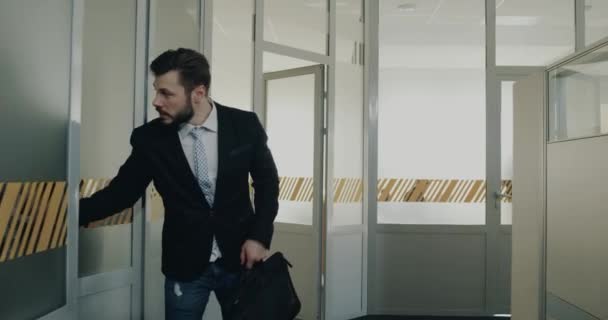 Junge Geschäftsleute sind nach dem Interview sehr aufgeregt, ein Arbeiter ging hinter ihm her und lächelte. — Stockvideo