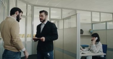 İki meslektaş ofis salonunda bir görüşme