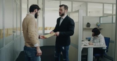 İki meslektaş ofis salonunda bir görüşme