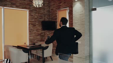 Dans ve gülümseyen ofiste çalışmak için çalışan iyi bir ruh hali ile gelir