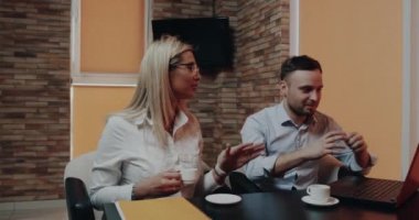 Closeup genç erkek ve kafedeki kadına dizüstü arıyorum bir iş toplantım var.