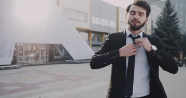 Bir toplantı işletme binası önünde bekleyen genç işadamı