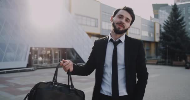 W pracownik biurowy rano jadąc do pracy, szczęśliwy uśmiechający się przed budynek biurowy. — Wideo stockowe