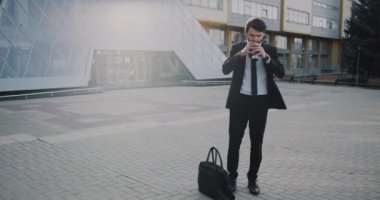 Karizmatik iş adamı iş merkezi bir kahve içmeye elbiseli
