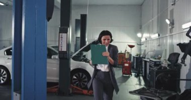 Hizmette çalışan mutlu ve karizmatik bir bayan. Kameranın önünde yürüyor. Servis otomatikman çok heyecanlı.