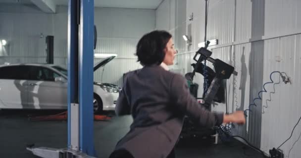 Bailando divertido servicio carismático gerente de automóviles después de que ella hacer mucho con algunos de los clientes — Vídeos de Stock